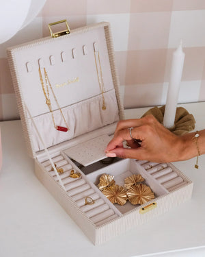 Boîte à bijoux 'Anne' en velours côtelé Beige | MAISON SCARLETT