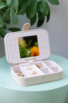Boîte à bijoux de voyage 'Brigitte' en velours côtelé Beige | MAISON SCARLETT