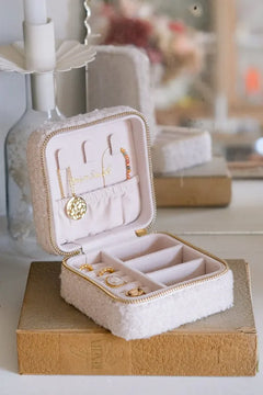 Boîte à bijoux de voyage 'Corinne' en moumoute Blanc | MAISON SCARLETT