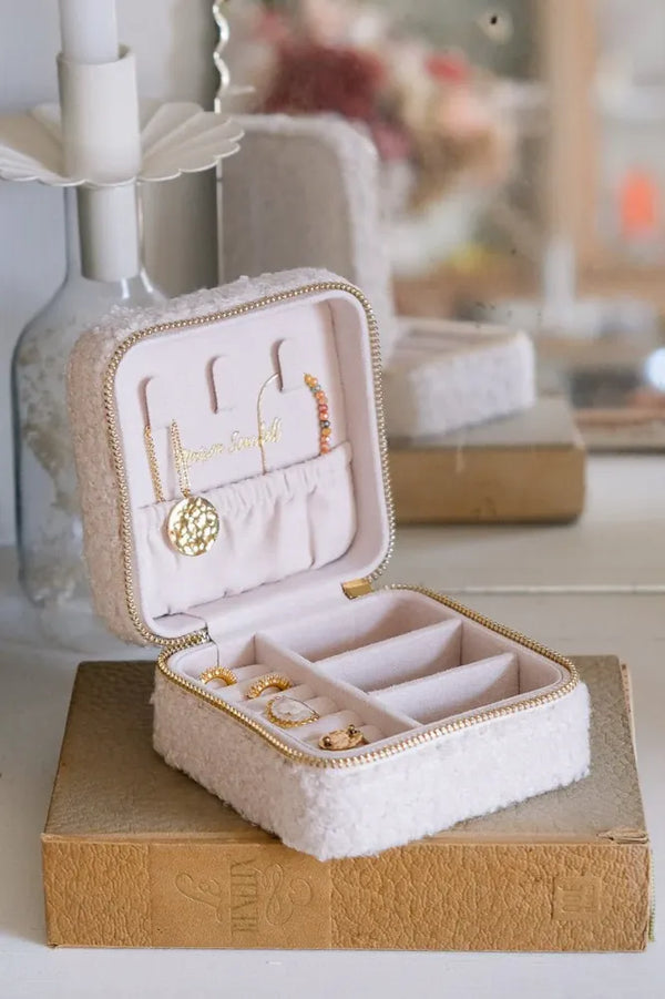 Boîte à bijoux de voyage 'Corinne' en moumoute Blanc | MAISON SCARLETT