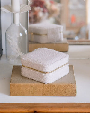 Boîte à bijoux de voyage 'Corinne' en moumoute Blanc | MAISON SCARLETT