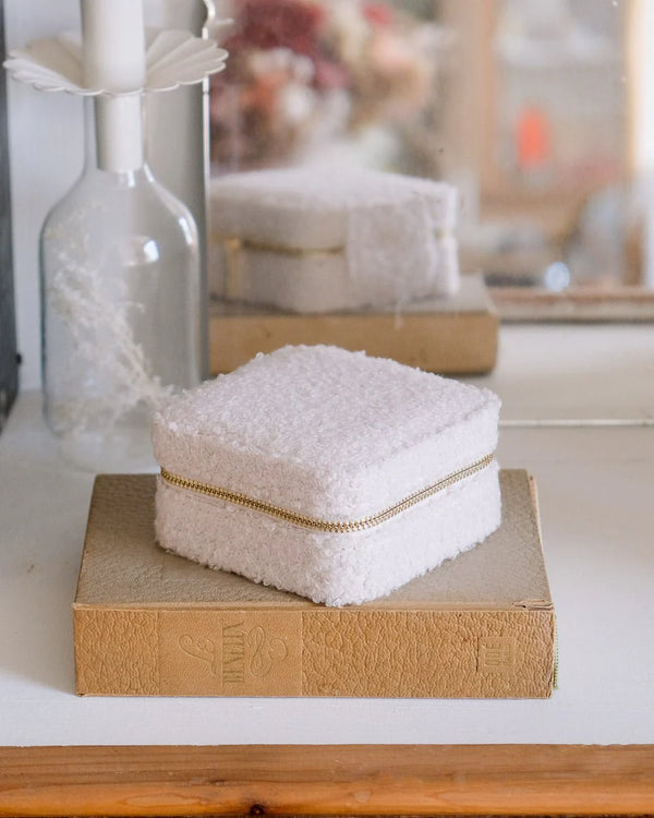 Boîte à bijoux de voyage 'Corinne' en moumoute Blanc | MAISON SCARLETT
