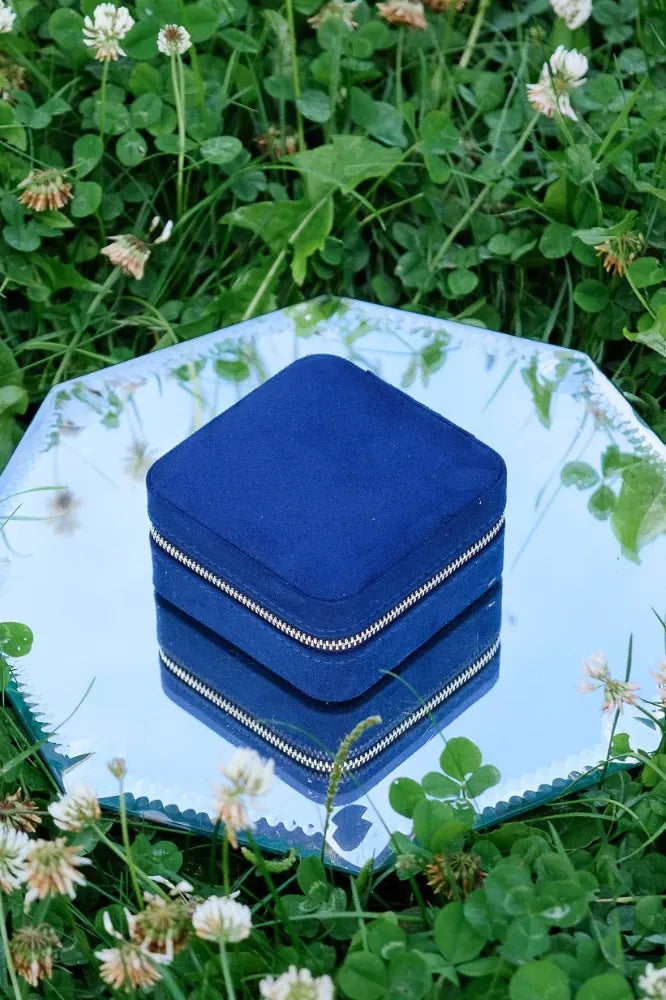 Boîte à bijoux de voyage 'Corinne' en velours Bleu marine | MAISON SCARLETT