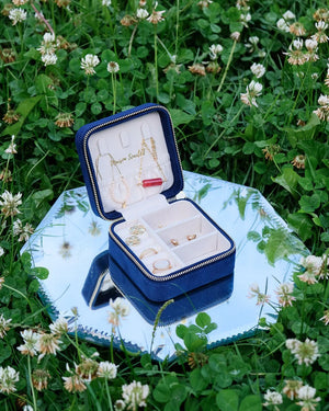 Boîte à bijoux de voyage 'Corinne' en velours Bleu marine | MAISON SCARLETT