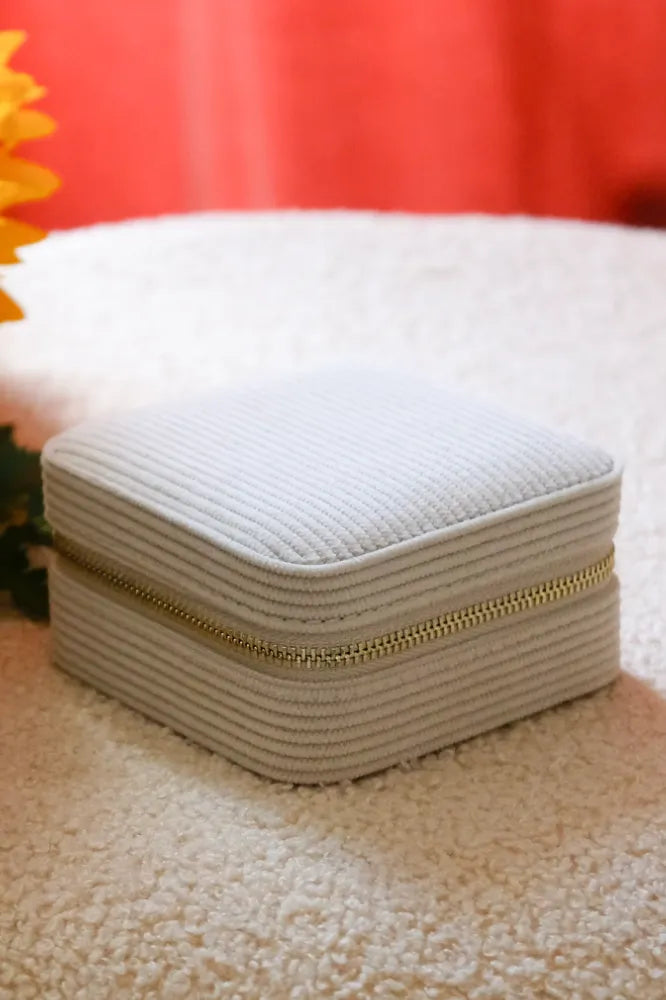 Boîte à bijoux de voyage 'Corinne' en velours côtelé beige | MAISON SCARLETT