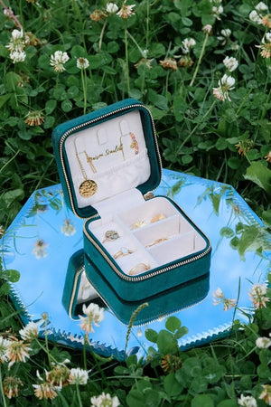 Boîte à bijoux de voyage 'Corinne' en velours vert | MAISON SCARLETT