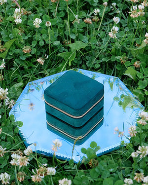 Boîte à bijoux de voyage 'Corinne' en velours vert | MAISON SCARLETT
