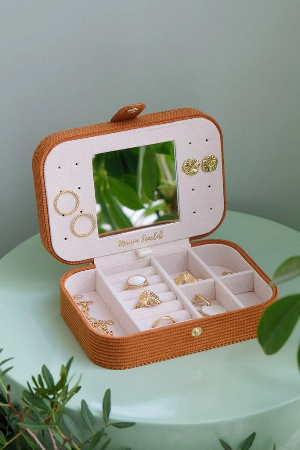 Boîte à bijoux de voyage 'Brigitte' en velours côtelé Camel | MAISON SCARLETT