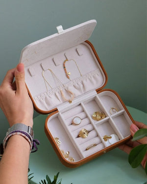 Boîte à bijoux de voyage 'Brigitte' en velours côtelé Camel | MAISON SCARLETT