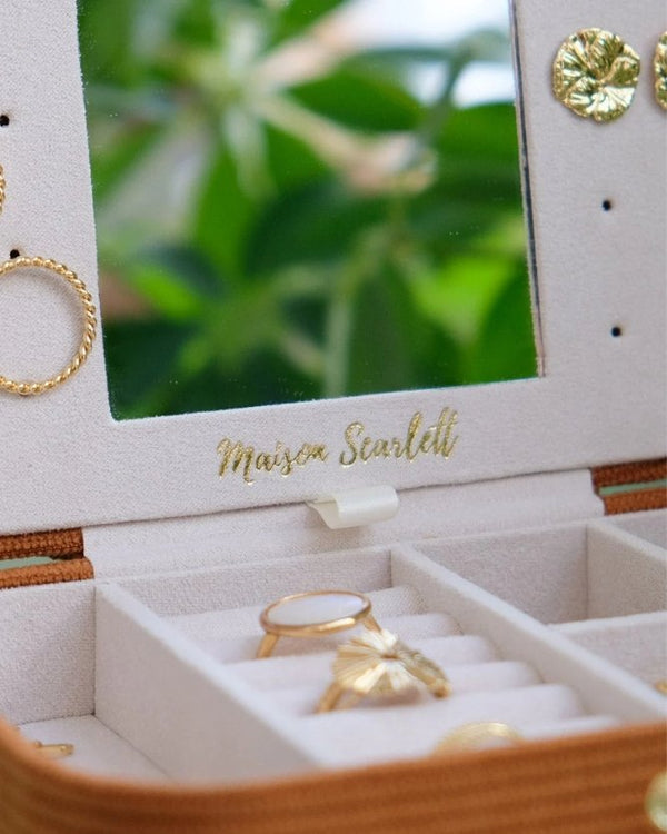 Boîte à bijoux de voyage 'Brigitte' en velours côtelé Camel | MAISON SCARLETT