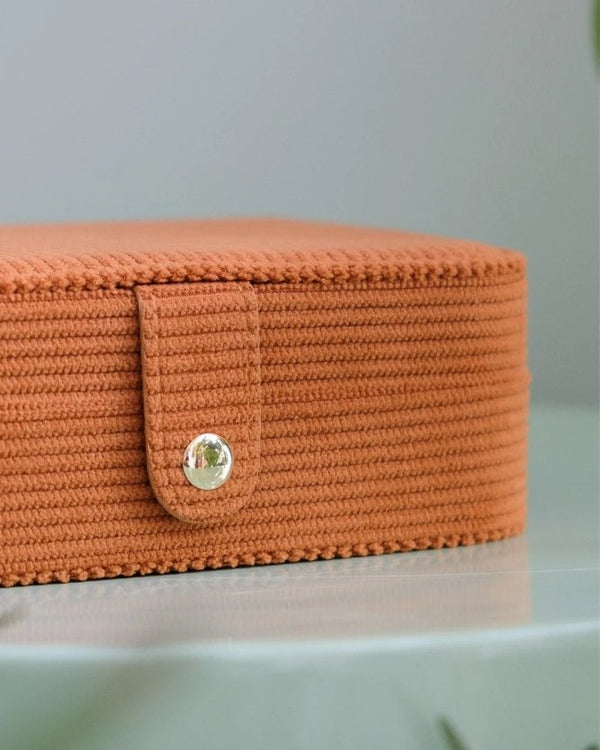 Boîte à bijoux de voyage 'Brigitte' en velours côtelé Camel | MAISON SCARLETT