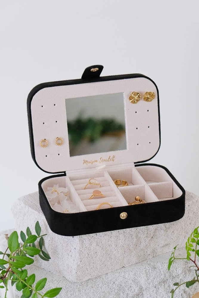 Boîte à bijoux de voyage 'Brigitte' en velours Noir | MAISON SCARLETT