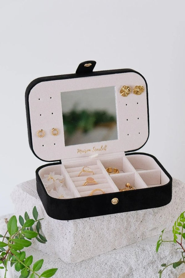 Boîte à bijoux de voyage 'Brigitte' en velours Noir | MAISON SCARLETT