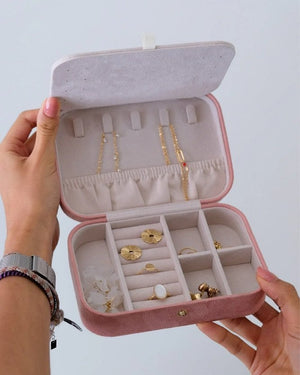Boîte à bijoux de voyage 'Brigitte' en velours Rose | MAISON SCARLETT