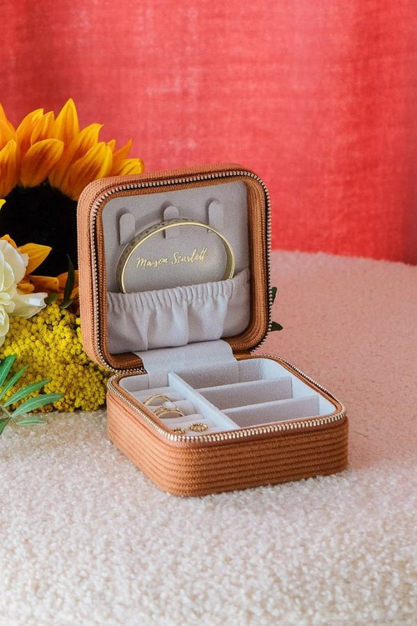 Boîte à bijoux de voyage 'Corinne' en velours côtelé Camel | MAISON SCARLETT