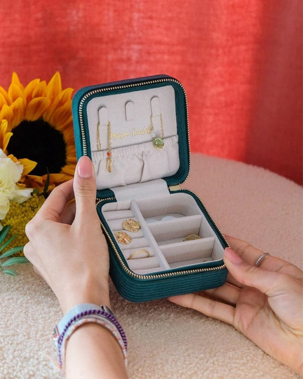 Boîte à bijoux de voyage 'Corinne' en velours côtelé Vert | MAISON SCARLETT