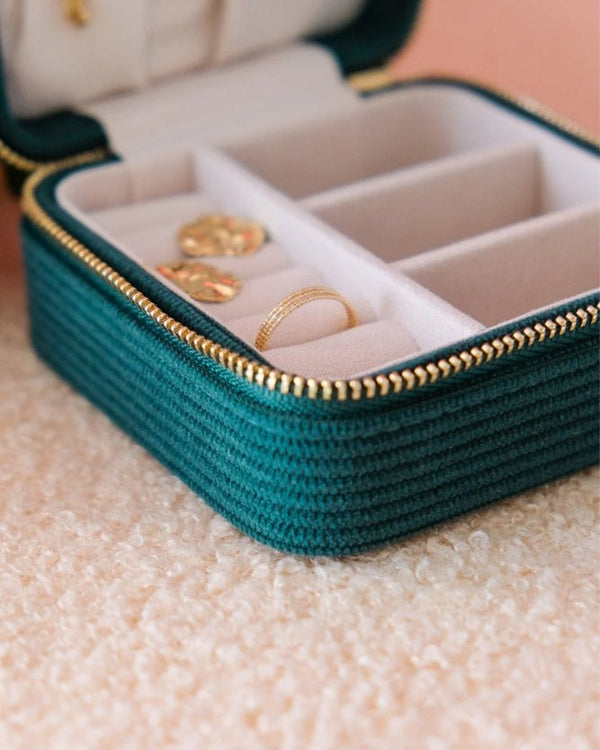 Boîte à bijoux de voyage 'Corinne' en velours côtelé Vert | MAISON SCARLETT