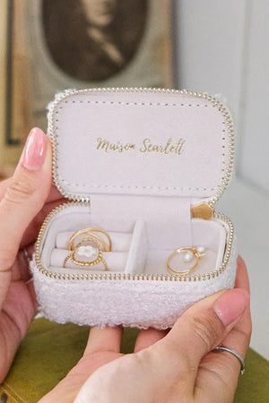 Mini boîte à bijoux de voyage 'Marie' en moumoute Blanc | MAISON SCARLETT
