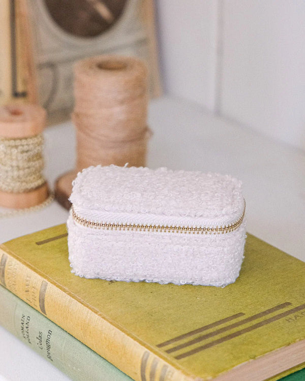Mini boîte à bijoux de voyage 'Marie' en moumoute Blanc | MAISON SCARLETT