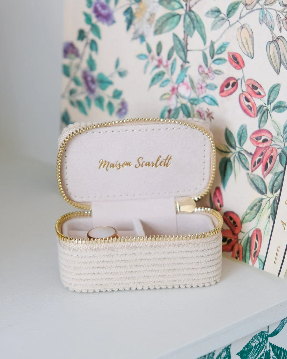 Mini boîte à bijoux de voyage 'Marie' en velours côtelé Beige | MAISON SCARLETT