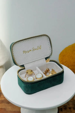 Mini boîte à bijoux de voyage 'Marie' en velours Vert | MAISON SCARLETT