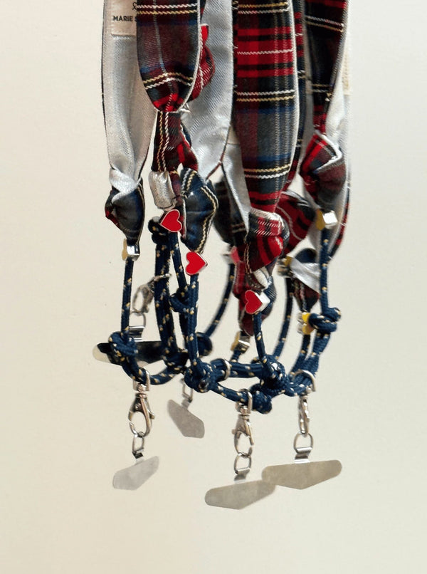 Cordon de téléphone Tartan rouge | MARIE STAREK X MA PRUNE CELESTE X MOUFLETTE