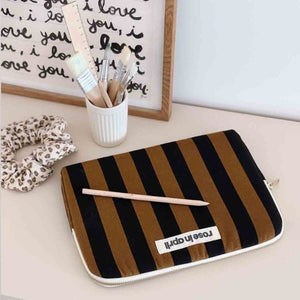 Housse d'iPad 'Anouk' Rayures Cumin / Noir | ROSE IN APRIL