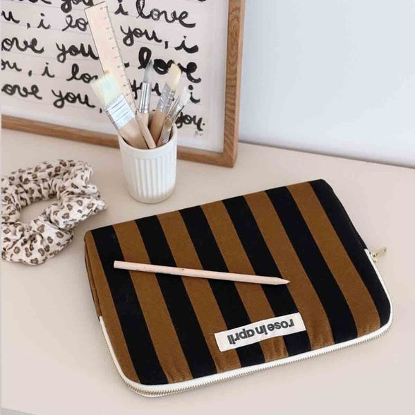 Housse d'iPad 'Anouk' Rayures Cumin / Noir | ROSE IN APRIL