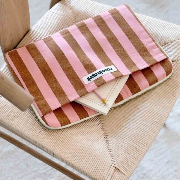 Housse d'ordinateur 'Octave' 13-14" Rayures Caramel / Strawberry | ROSE IN APRIL
