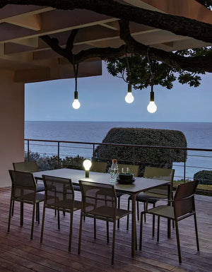 Lampe ‘APLÔ' Cerise noire & sangle de suspension | FERMOB