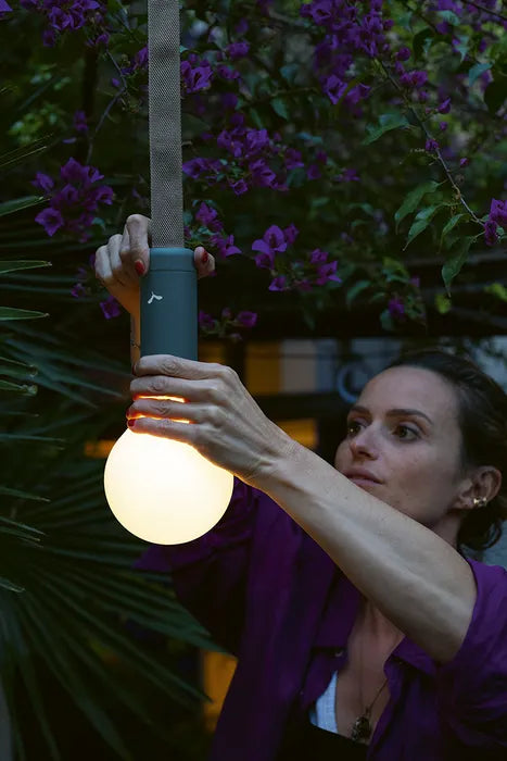 Lampe ‘APLÔ' Cerise noire & sangle de suspension | FERMOB