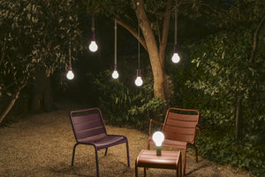 Lampe ‘APLÔ' Cerise noire & sangle de suspension | FERMOB