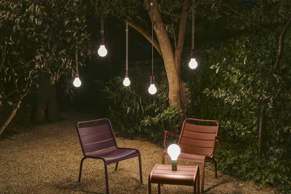Lampe ‘APLÔ' Cerise noire & sangle de suspension | FERMOB