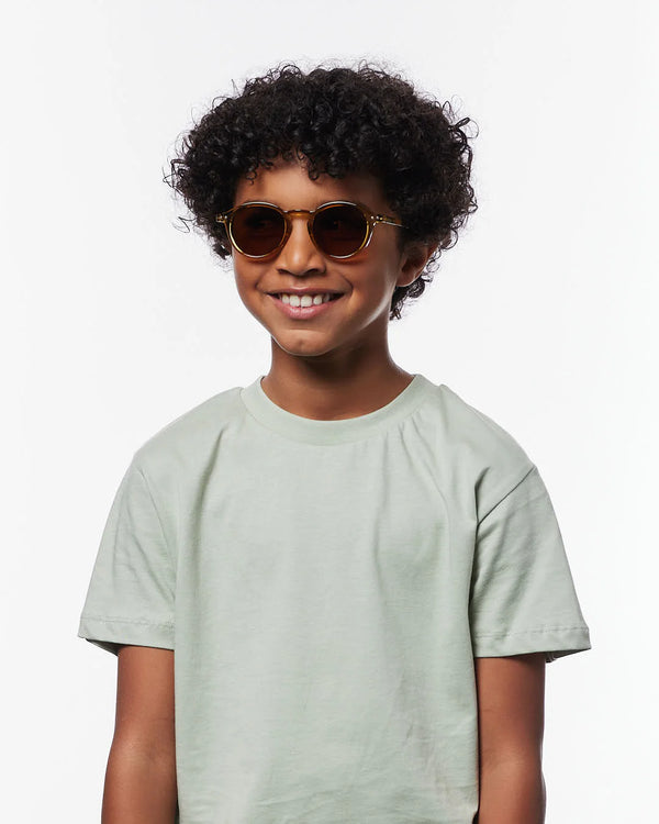 Lunettes de soleil enfant ‘#d’ Golden Green 7-11 ans | IZIPIZI