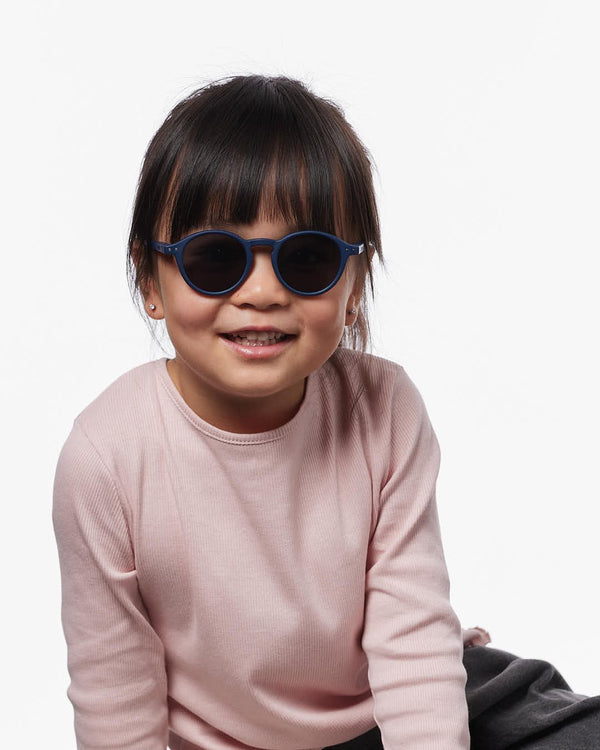 Lunettes de soleil enfant ‘#d’ Navy Blue 3-5 ans | IZIPIZI