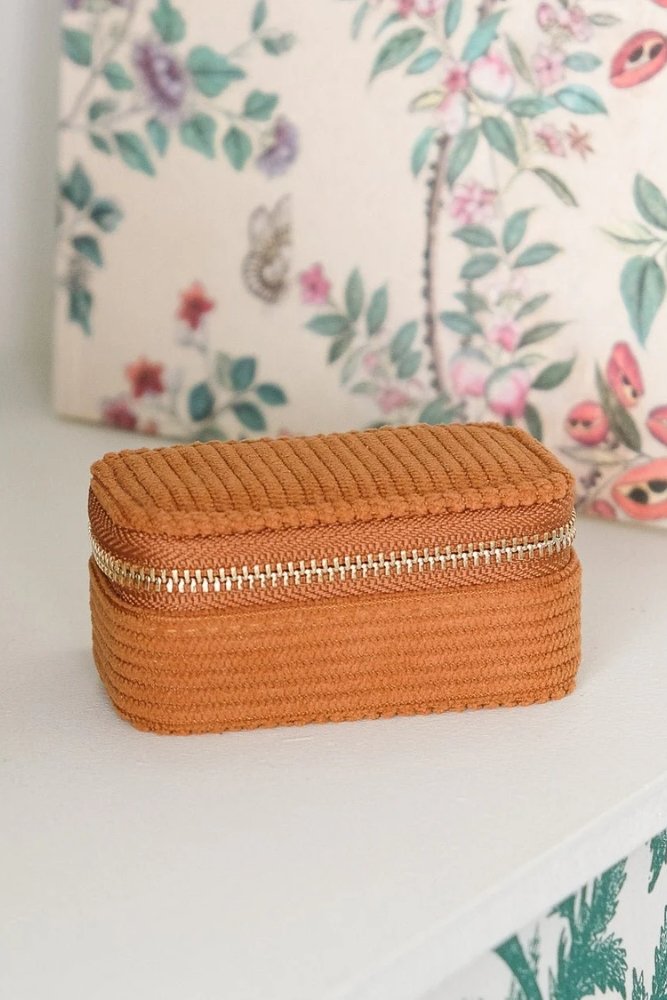 Mini boîte à bijoux de voyage 'Marie' en velours côtelé Camel | MAISON SCARLETT