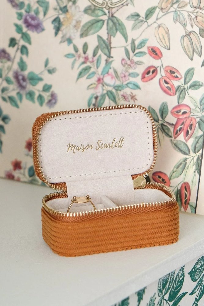 Mini boîte à bijoux de voyage 'Marie' en velours côtelé Camel | MAISON SCARLETT