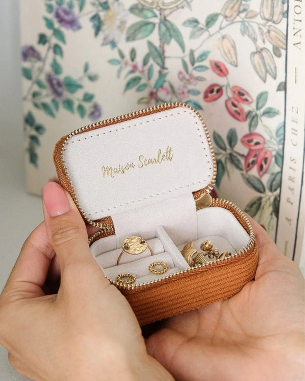 Mini boîte à bijoux de voyage 'Marie' en velours côtelé Camel | MAISON SCARLETT