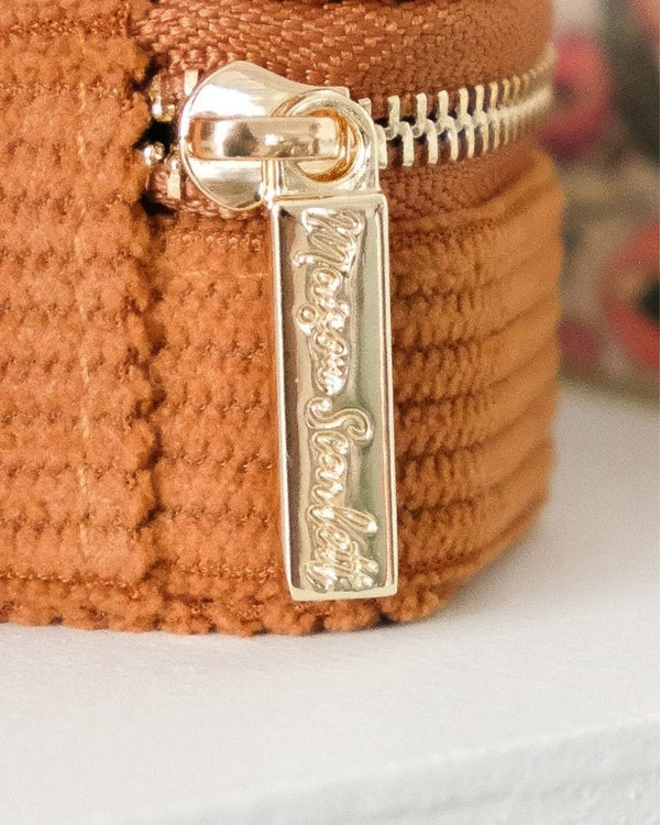 Mini boîte à bijoux de voyage 'Marie' en velours côtelé Camel | MAISON SCARLETT