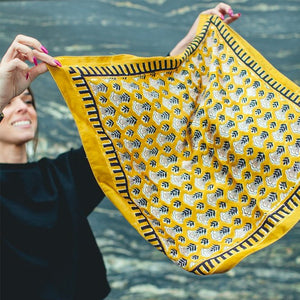 Petit foulard en soie Manika 'Poppy' Gold | APACHES COLLECTIONS