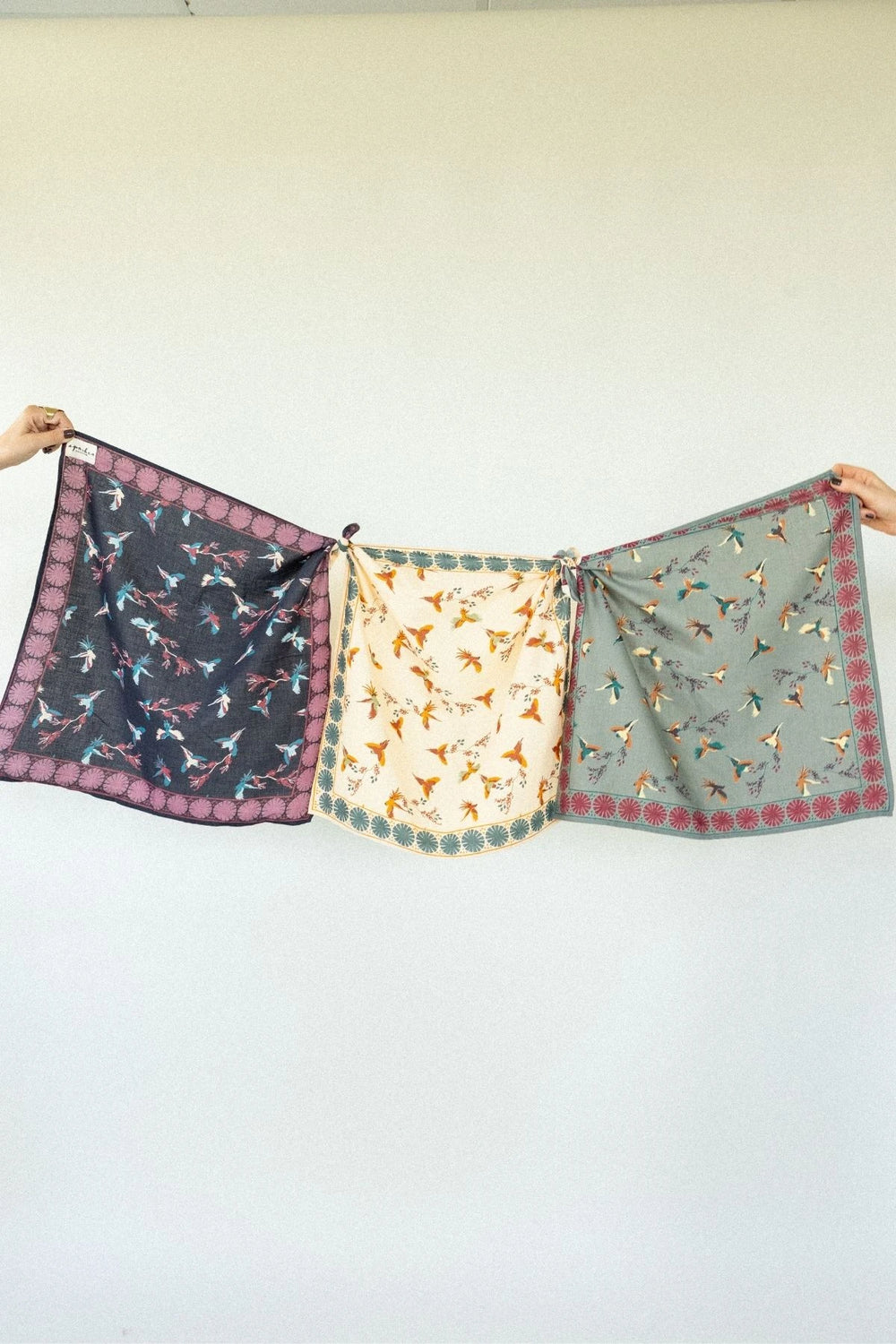 Petit foulard Manika 'Cerisier' Grey | APACHES COLLECTIONS
