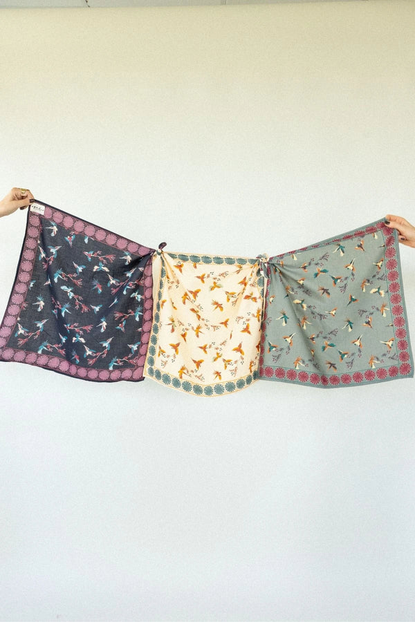 Petit foulard Manika 'Cerisier' Grey | APACHES COLLECTIONS