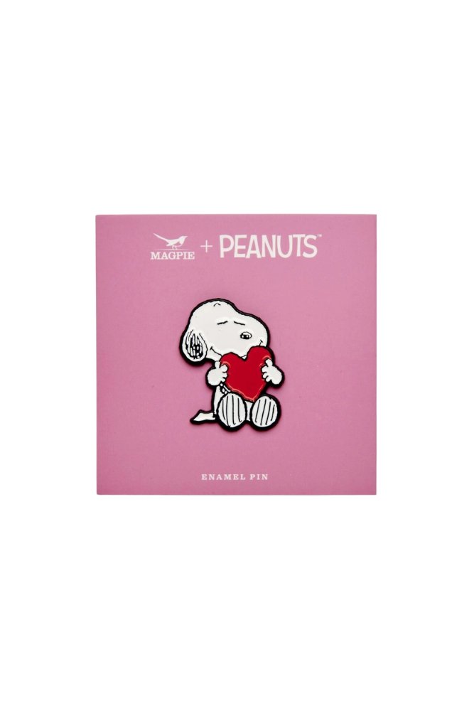 Pin's Snoopy 'Give Hugs' Heart | PEANUTS X MAGPIE