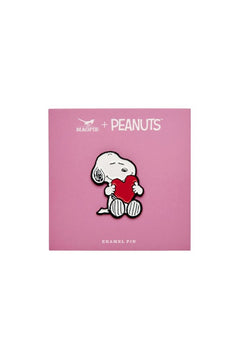 Pin's Snoopy 'Give Hugs' Heart | PEANUTS X MAGPIE