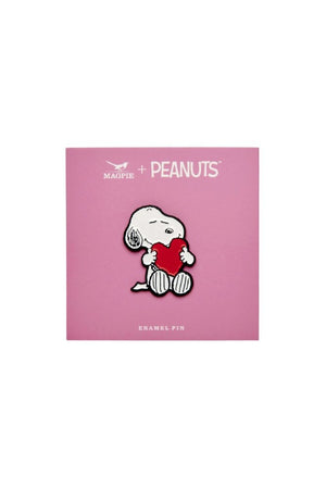 Pin's Snoopy 'Give Hugs' Heart | PEANUTS X MAGPIE