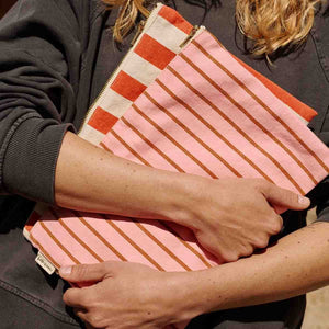 Pochette ‘Lili’ Rayures Tennis Pecan / Strawberry | ROSE IN APRIL