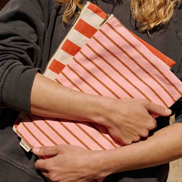 Pochette ‘Lili’ Rayures Tennis Pecan / Strawberry | ROSE IN APRIL