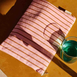 Pochette ‘Lili’ Rayures Tennis Pecan / Strawberry | ROSE IN APRIL