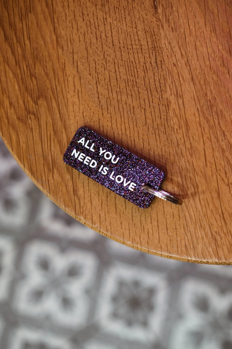 Porte-clés pailleté 'All you need is love' Violet | PLUS DE LOVE