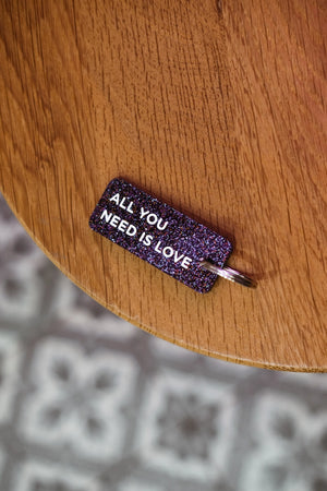 Porte-clés pailleté 'All you need is love' Violet | PLUS DE LOVE